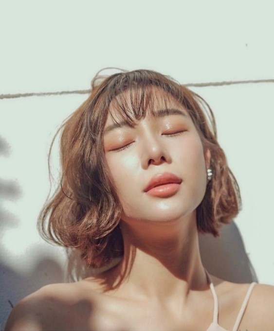 ผมบ๊อบดัดลอนกับหน้าม้าบางๆ