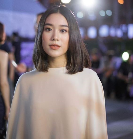 ผมบ๊อบตรงประบ่าแสกกลาง
