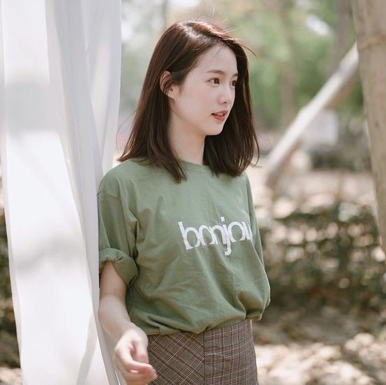 ผมบ๊อบตรงประบ่าแสกข้าง