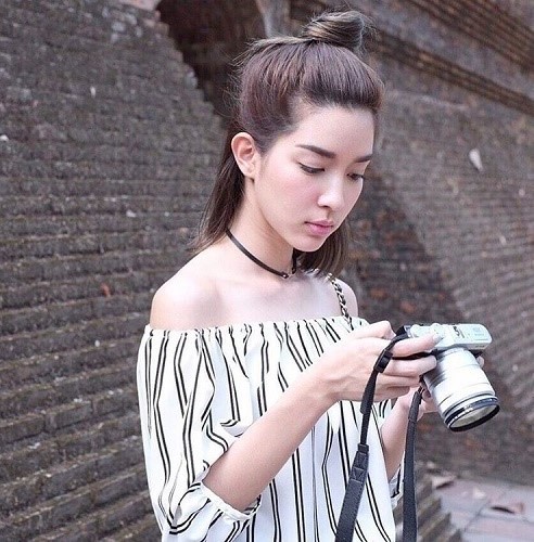 ผมบ๊อบสั้นมัดครึ่งหัว