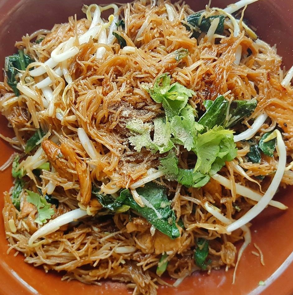 ผัดซีอิ๊วเส้นหมี่อกไก่