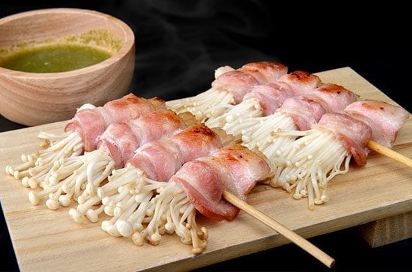 เบคอนพันเห็ดเข็มทอง