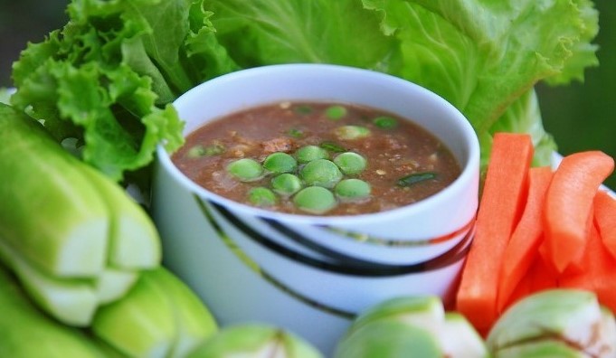 5. น้ำพริก ผักลวก