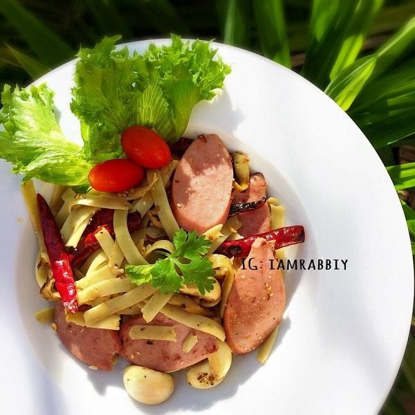 17 พาสต้าผัดพริกแห้งไส้กรอก