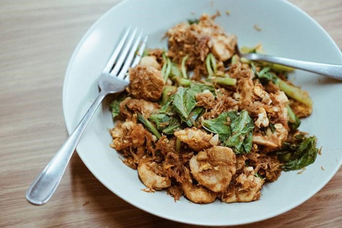19 ผัดซีอิ๊วอกไก่เส้นหมี่ข้าวกล้อง