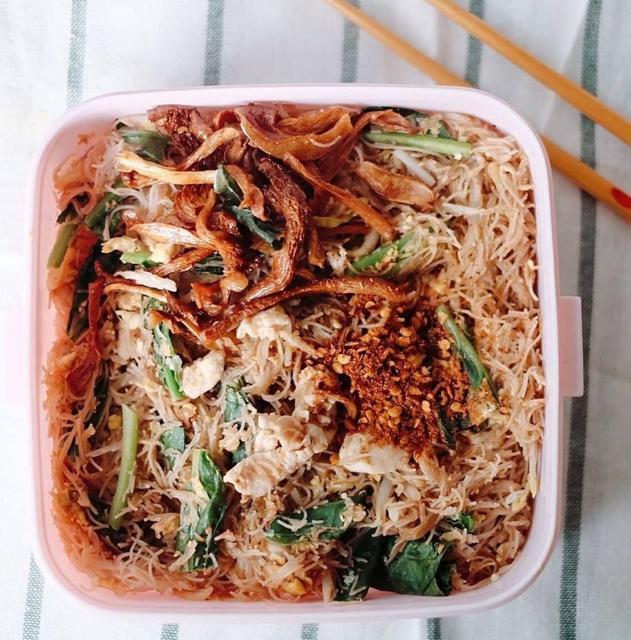 6 ผัดซีอิ๊วเส้นหมี่กล้องอกไก่
