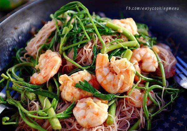 6 เส้นหมี่ข้าวกล้องผัดผักกระเฉด