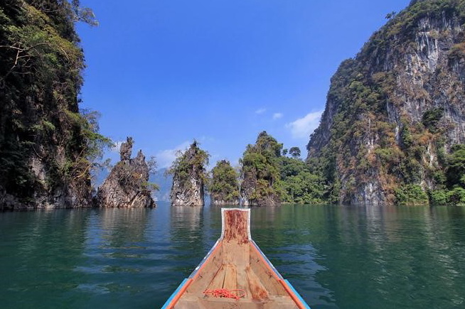 9 เขื่อนเชี่ยวหลาน จังหวัดสุราษฎร์ธานี